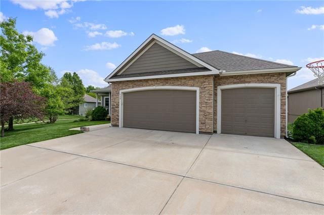 715 154th Pl, Basehor, KS 66007
