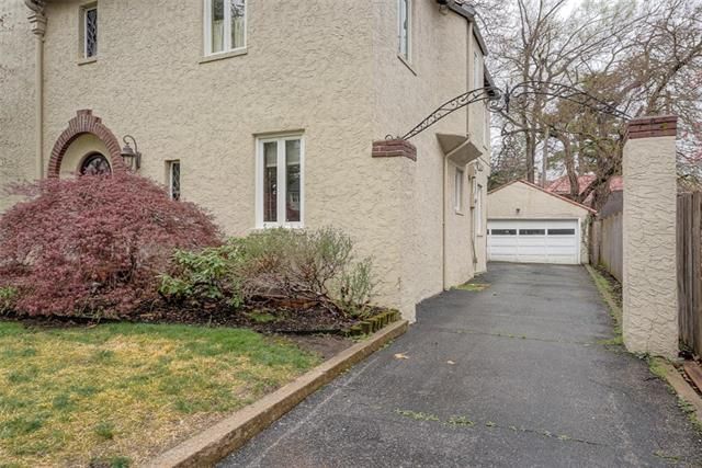 1203 Huntington Rd, Kansas City, MO 64113
