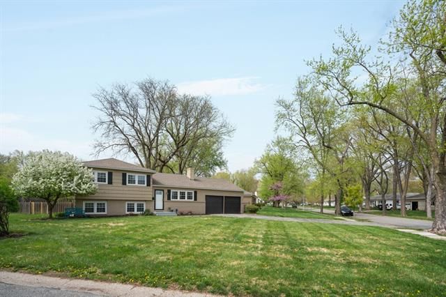 10418 Maple Dr, Overland Park, KS 66207