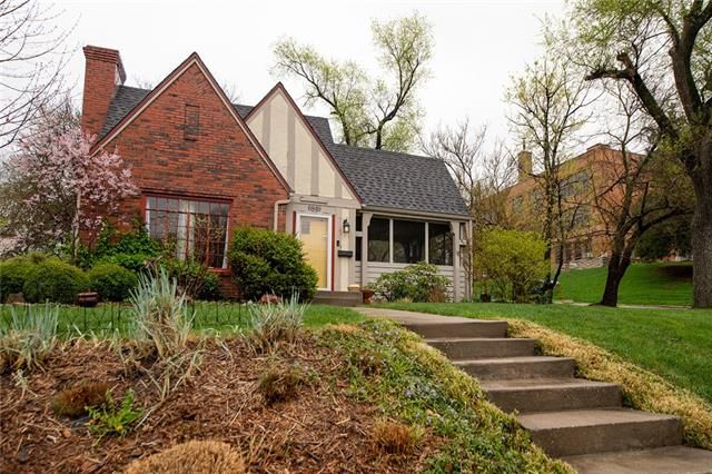 6849 Oak St, Kansas City, MO 64113