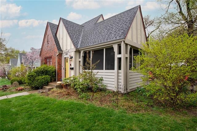 6849 Oak St, Kansas City, MO 64113