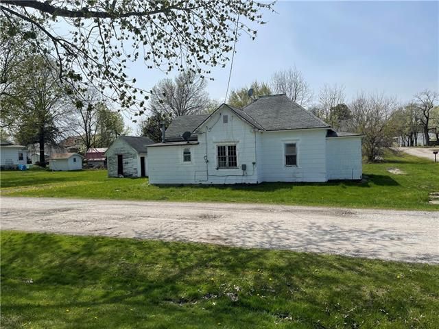 308 E School St, Hamilton, MO 64644