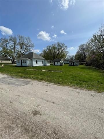 308 E School St, Hamilton, MO 64644