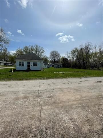 308 E School St, Hamilton, MO 64644