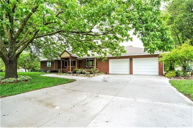 540 Ridgeway Dr, Liberty, MO 64068