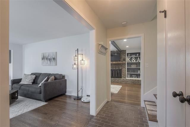 9637 Beverly St, Overland Park, KS 66207