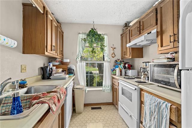7945 NW 79th Pl, Kansas City, MO 64152