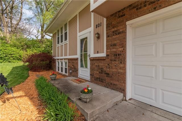 801 NE 112th Ter, Kansas City, MO 64155