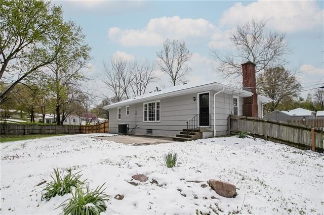 3308 NE 46th St, Kansas City, MO 64117