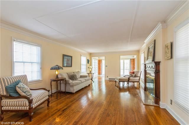 5012 Sunset Dr, Kansas City, MO 64112