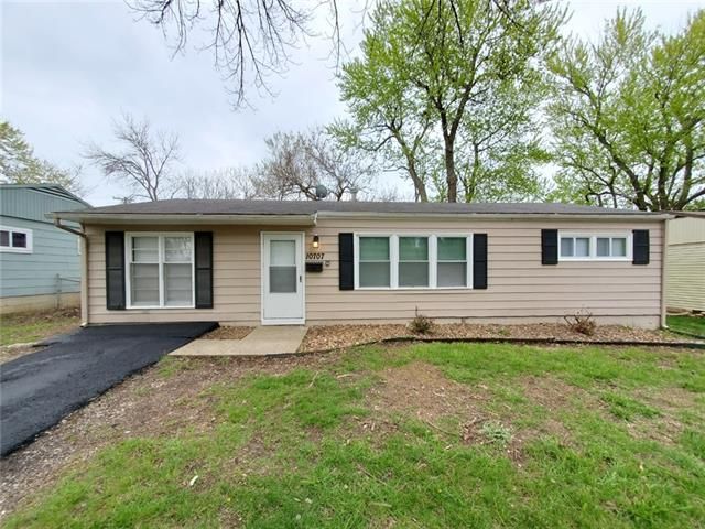 10707 Ewing Dr, Kansas City, MO 64134