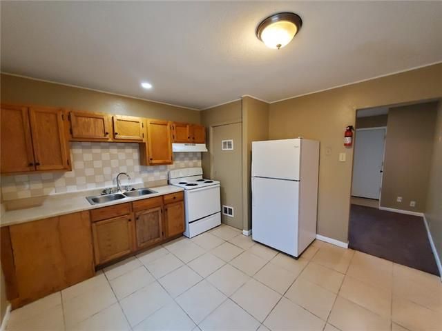 10707 Ewing Dr, Kansas City, MO 64134
