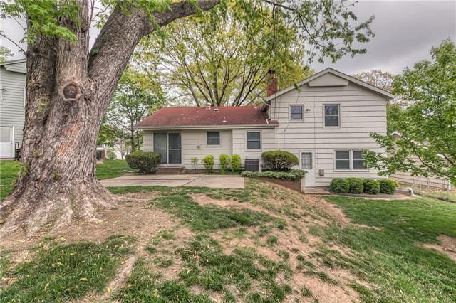 8920 Grandview Dr, Overland Park, KS 66212
