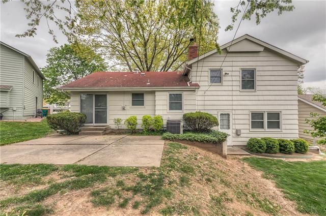 8920 Grandview Dr, Overland Park, KS 66212