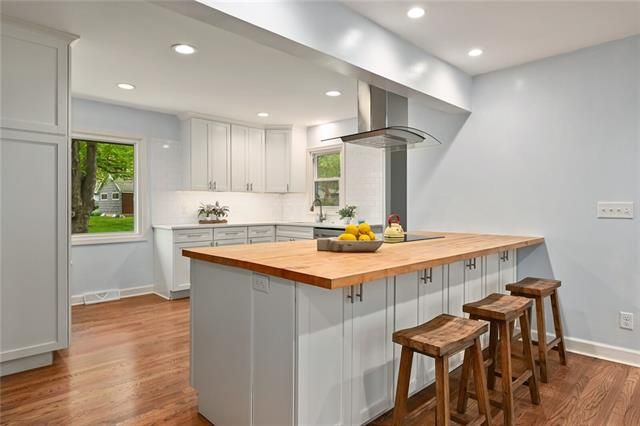 9727 Aberdeen Dr, Overland Park, KS 66206