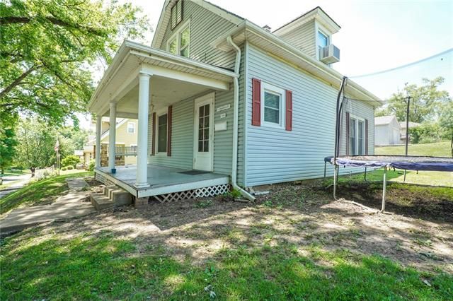 1023 Blackhawk St, Weston, MO 64098