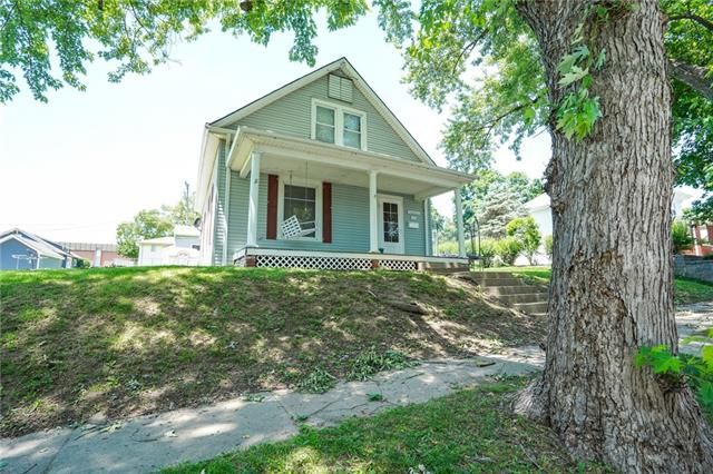 1023 Blackhawk St, Weston, MO 64098