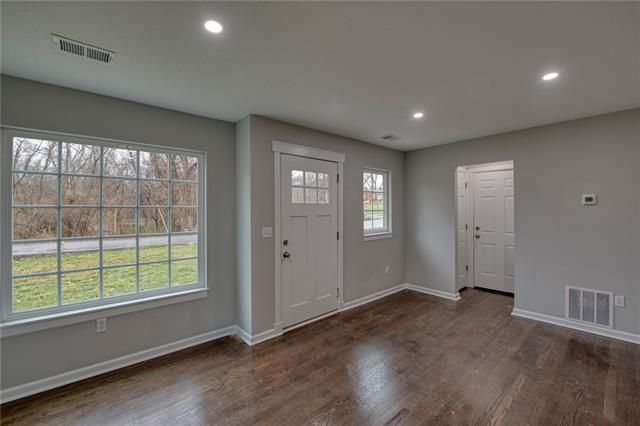 3312 NE 55th St, Kansas City, MO 64119