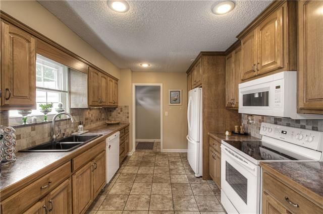 8077 N Stoddard Ave, Kansas City, MO 64152