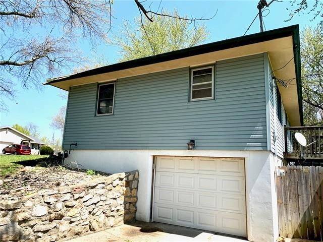3002 Nanette St, St Joseph, MO 64505