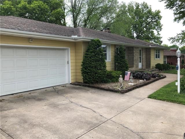 3323 Mueller Ln, St Joseph, MO 64506