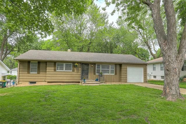 8318 Floyd St, Overland Park, KS 66212