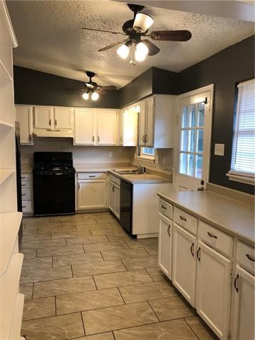 518 Whisper Ln, Belton, MO 64012