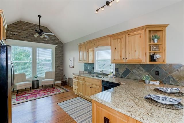 14217 Amanda Ln, Basehor, KS 66007