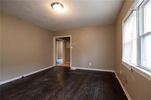 1120 E 84th Ter, Kansas City, MO 64131