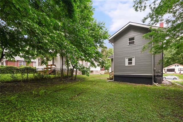 2423 68th St, Kansas City, MO 64132