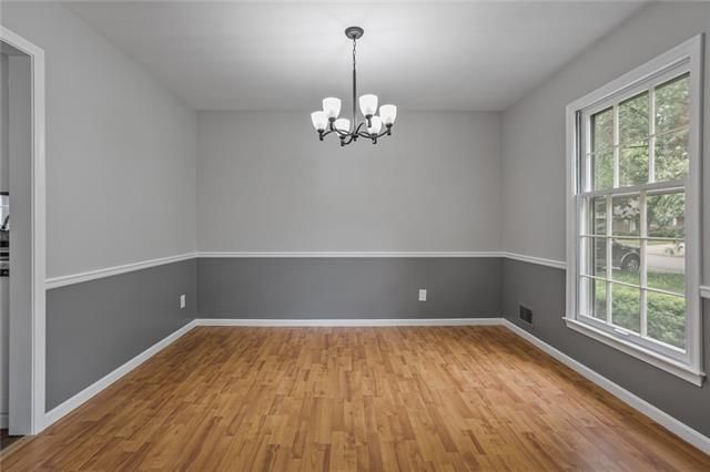 1163 Queens Pl, Kansas City, MO 64131