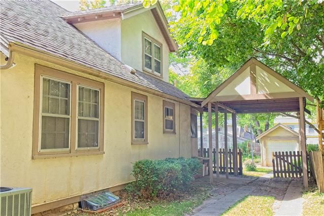 222 E 72nd Ter, Kansas City, MO 64114