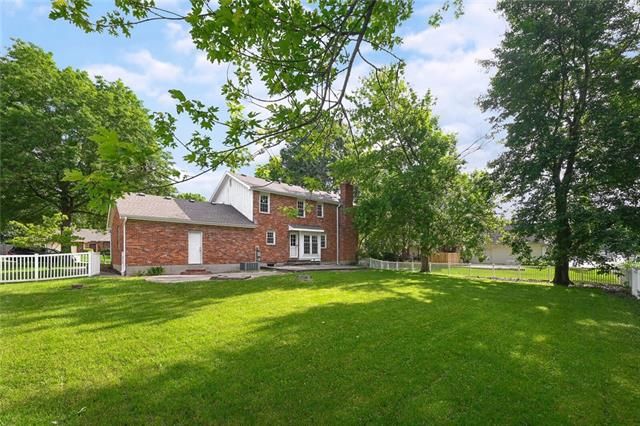 1121 NE Columbus St, Lee's Summit, MO 64086