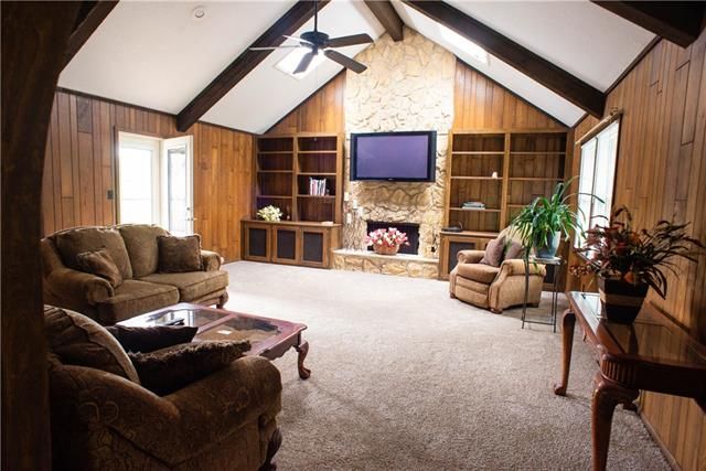 10613 Walnut Dr, Kansas City, MO 64114