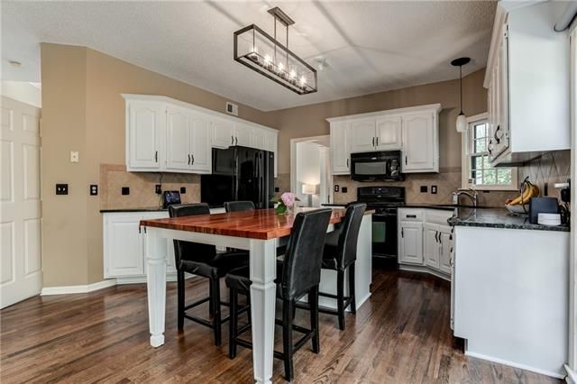 11227 W 116th Ter, Overland Park, KS 66210