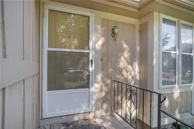 8259 Perry St, Overland Park, KS 66204