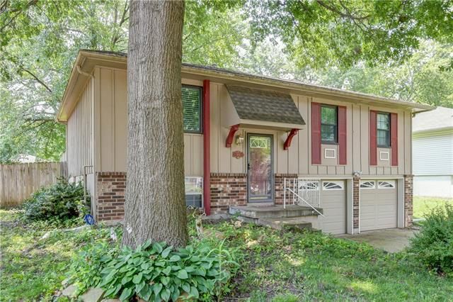 305 Manor Ln, Buckner, MO 64016