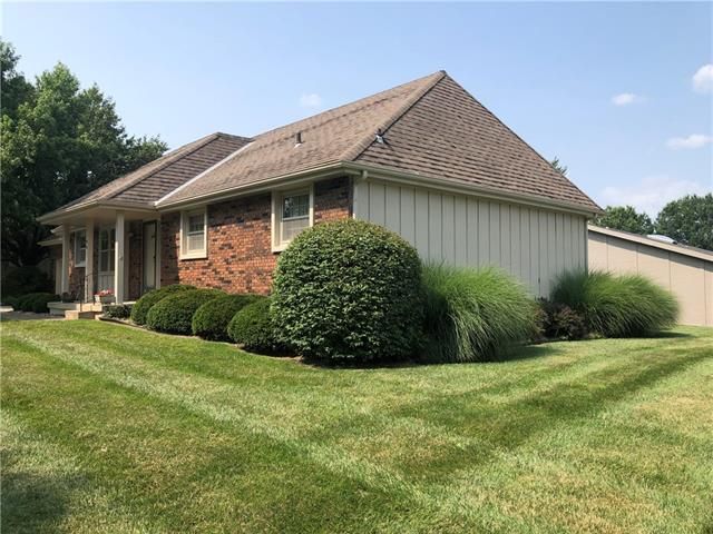 100 E Woodbridge Ln, Kansas City, MO 64145