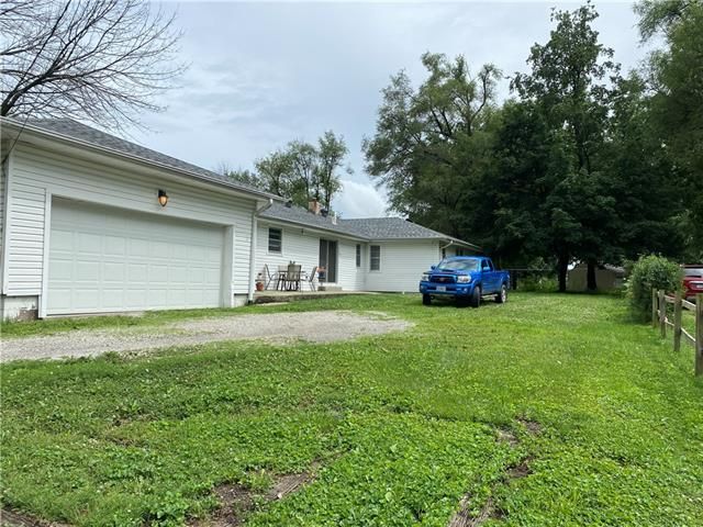 1914 S 33rd St, St Joseph, MO 64507