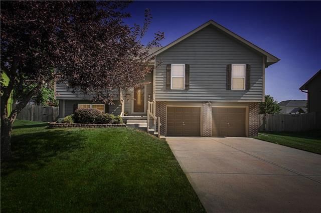 1104 Coneflower St, Smithville, MO 64089