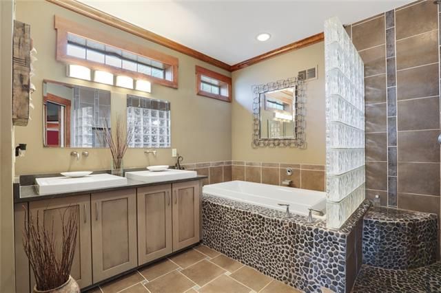 8211 E 79th St, Kansas City, MO 64138