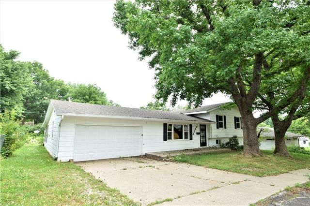 2220 Mckinley St, Lexington, MO 64067