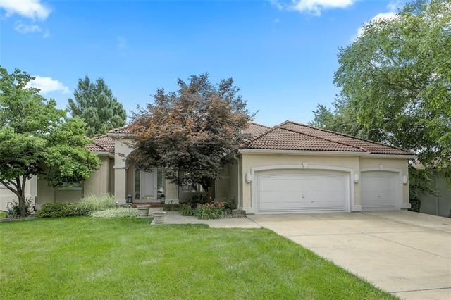 633 NE Shoreline Dr, Lee's Summit, MO 64064