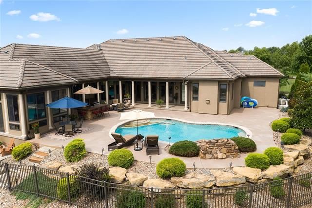 9801 Stonehaus Dr, Lee's Summit, MO 64086