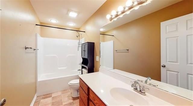 605 E Price St, Savannah, MO 64485