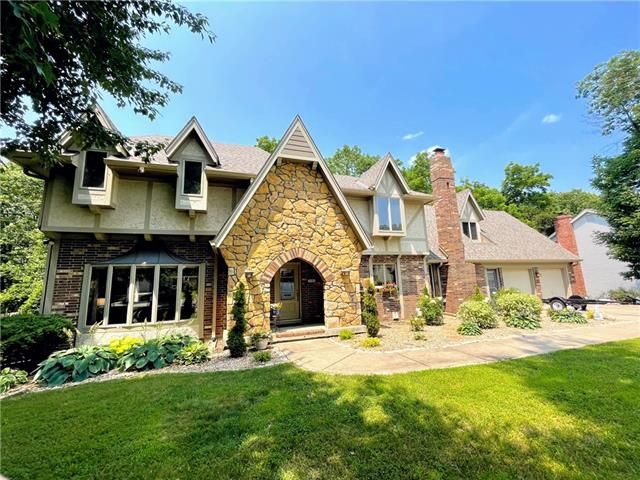 528 Camelot Dr, Liberty, MO 64068
