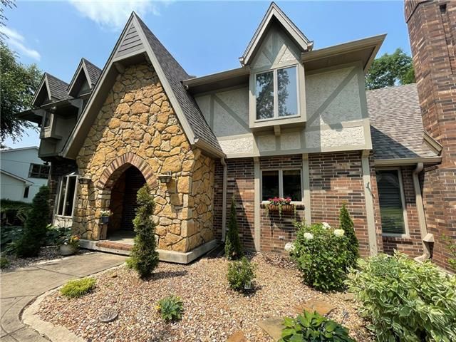 528 Camelot Dr, Liberty, MO 64068
