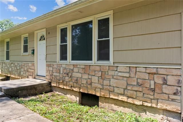 6900 E 97th St, Kansas City, MO 64134