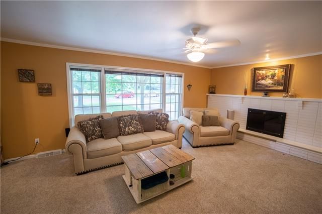 6933 Floyd St, Overland Park, KS 66204