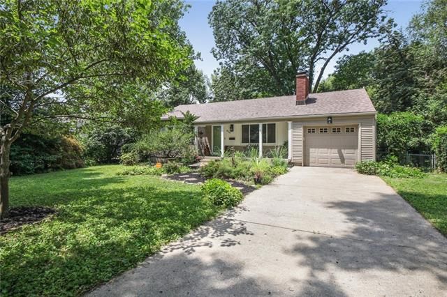8738 Daniel Boone Rd, Kansas City, MO 64114